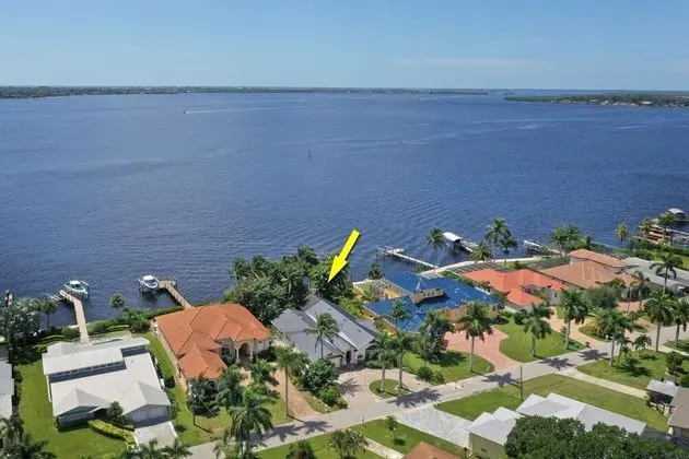 Ev (1034 Dolphin Dr)