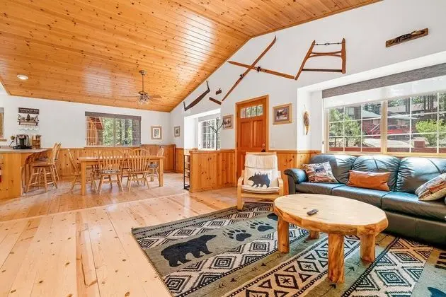 Ev, Birden Çok Yatak (104 - Cozy Cabin in Pinewood Estates)