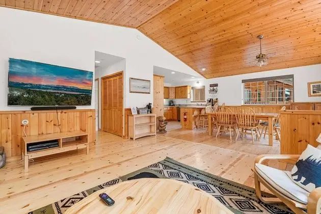 Ev, Birden Çok Yatak (104 - Cozy Cabin in Pinewood Estates)