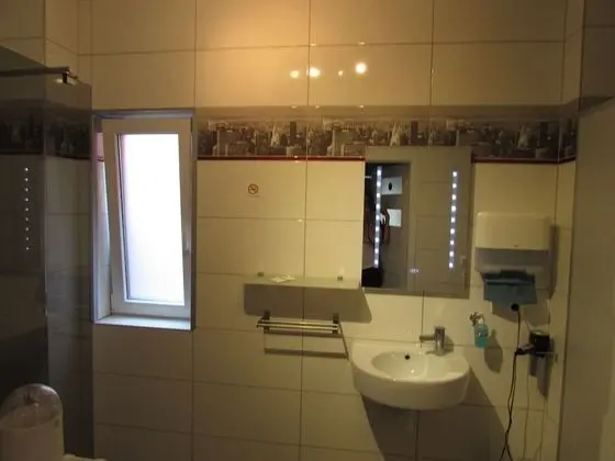Basic Üç Kişilik Oda, Ortak Banyo