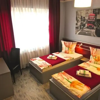 İki Ayrı Yataklı Oda, Ortak Banyo