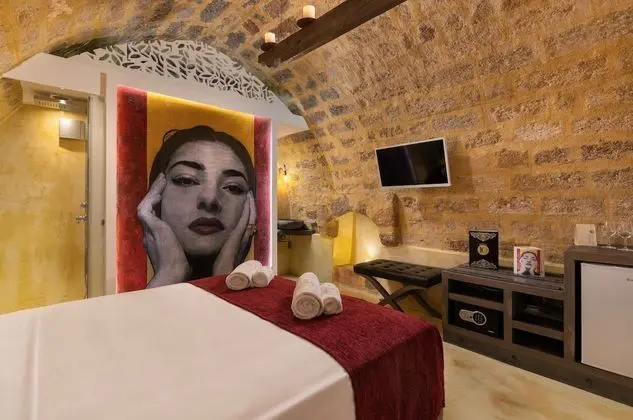 Deluxe Stone Room