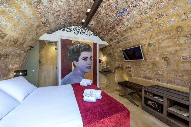 Deluxe Stone Room