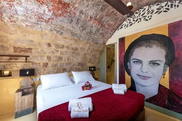 Deluxe Stone Room