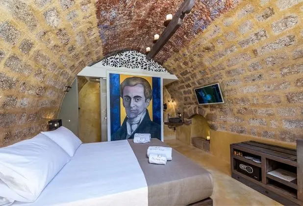 Deluxe Stone Room