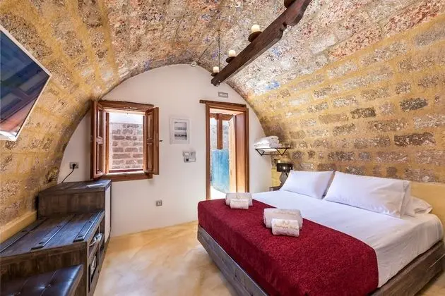 Deluxe Stone Room