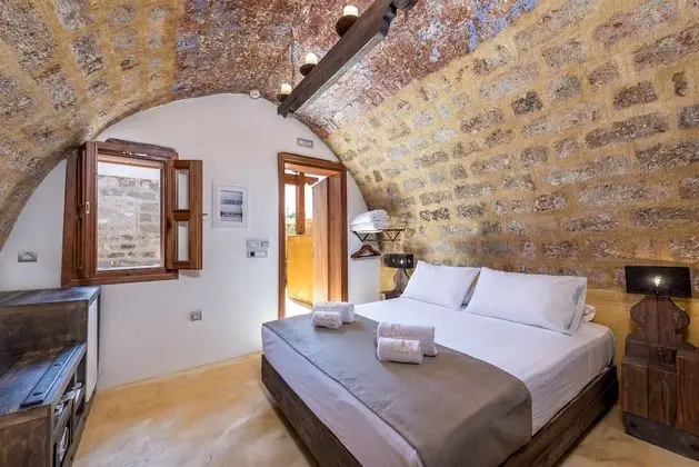 Deluxe Stone Room