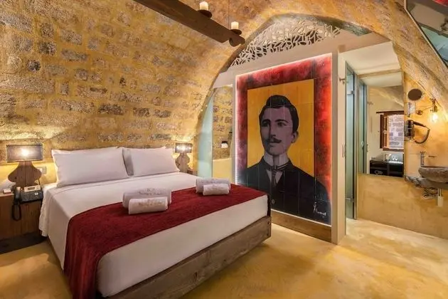 Deluxe Stone Room