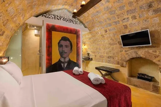 Deluxe Stone Room