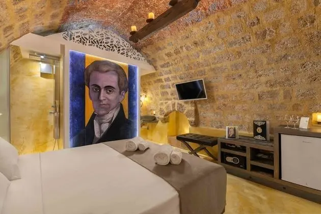 Deluxe Stone Room