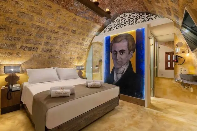 Deluxe Stone Room