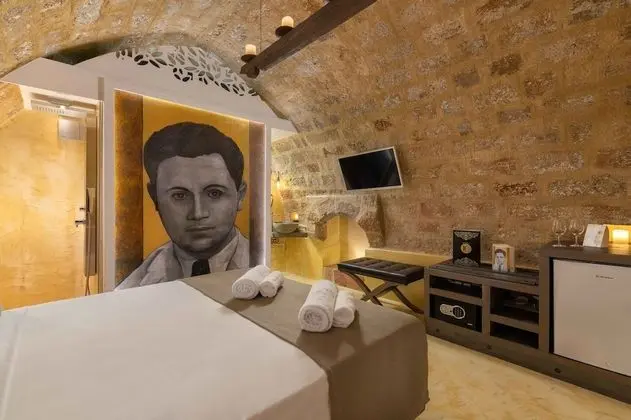 Deluxe Stone Room