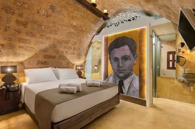 Deluxe Stone Room