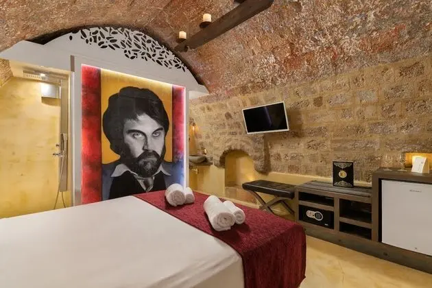 Deluxe Stone Room