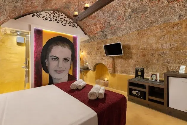 Deluxe Stone Room
