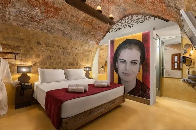 Deluxe Stone Room