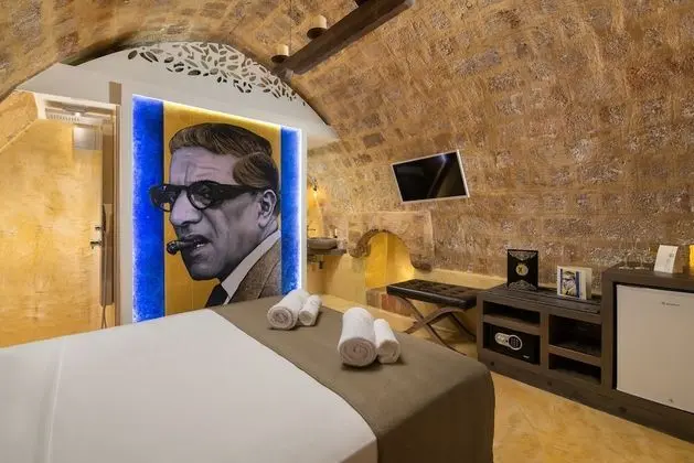 Deluxe Stone Room