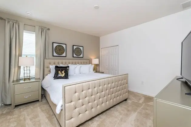 Villa (11 Bedroom 9.5 Bathroom 4792sq Foot V)