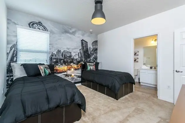 Villa (11 Bedroom 9.5 Bathroom 4792sq Foot V)