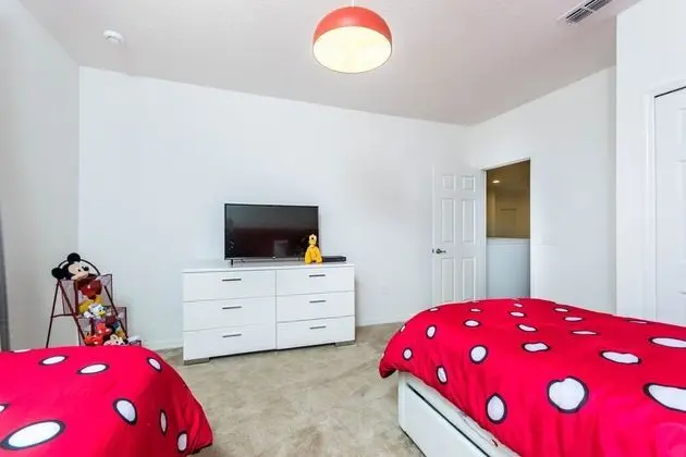 Villa (11 Bedroom 9.5 Bathroom 4792sq Foot V)