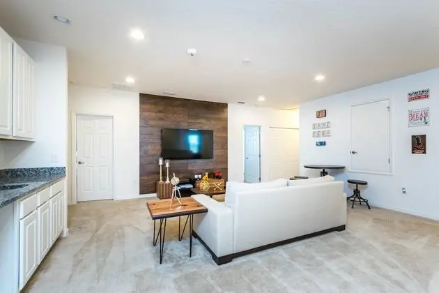 Villa (11 Bedroom 9.5 Bathroom 4792sq Foot V)