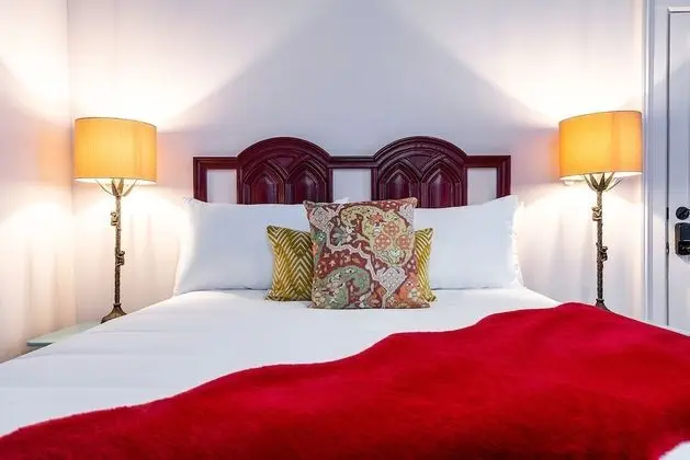 Room 1: Standard Queen Room