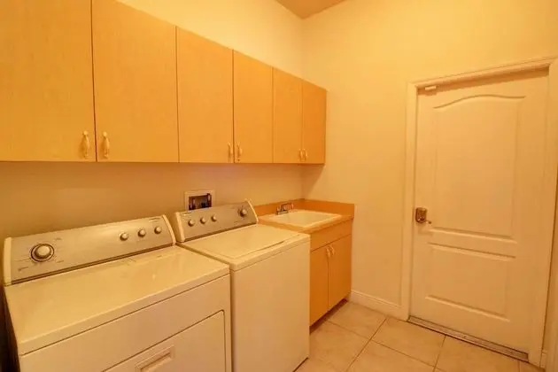 Ev (1202 SE 36th St)