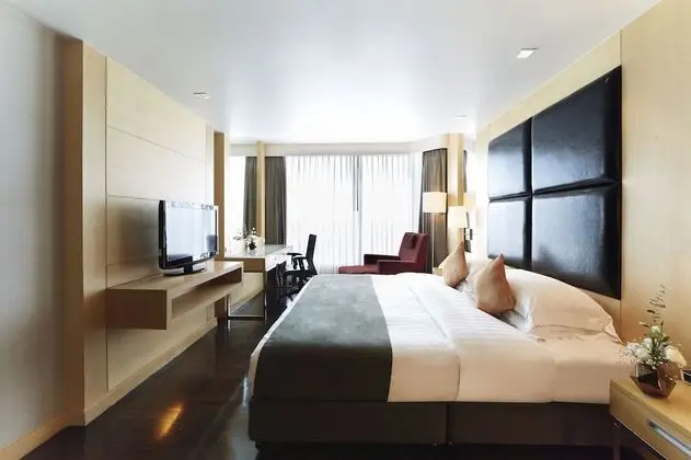 Executive Suite (Lake View)