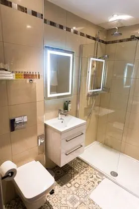 Family Üç Kişilik Oda, Banyolu/Duşlu