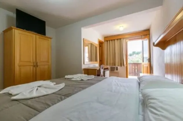 Tek Büyük veya İki Ayrı Yataklı Oda, 1 Çift Kişilik veya 2 Tek Kişilik Yatak