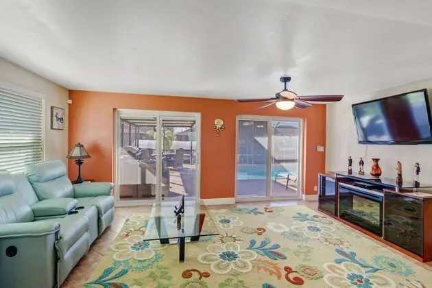 Ev (1320 SE 21st Ter)
