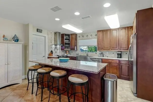 Ev (1320 SE 21st Ter)
