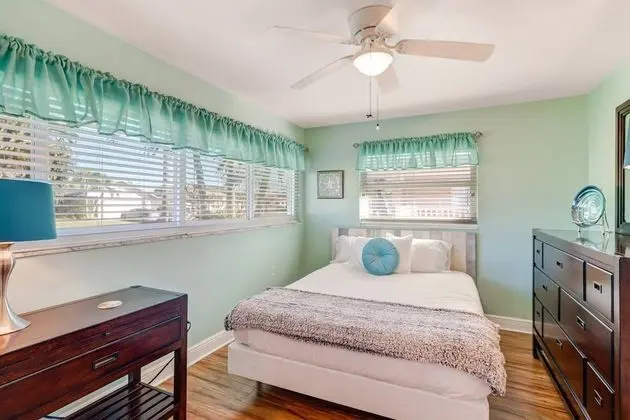 Ev (1320 SE 21st Ter)