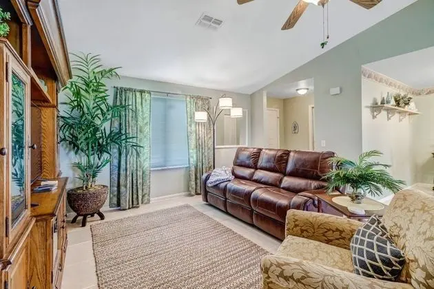 Ev (1322 SW 33rd St)