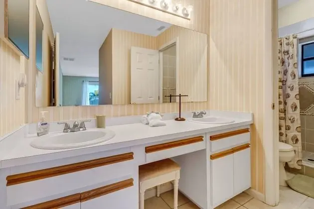 Ev (1322 SW 33rd St)