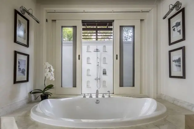 Louis Leonowens Pool Suite