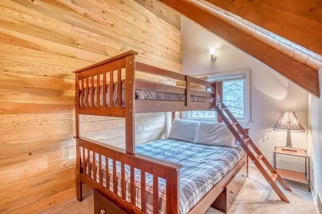 Ev, Birden Çok Yatak (15 Lupine Lane)