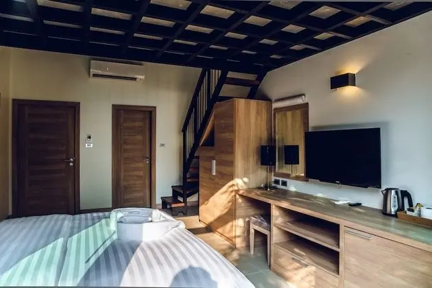 Deluxe Duplex Pool View