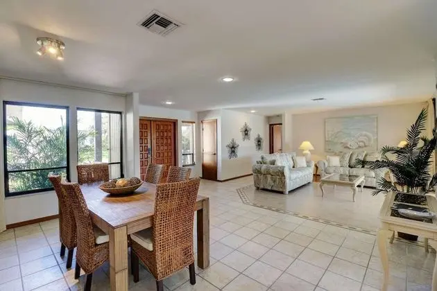 Ev (1530 SW 49th Ter)