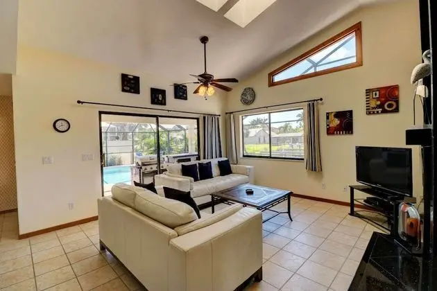 Ev (1530 SW 49th Ter)