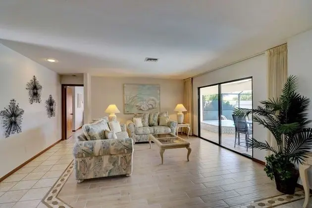 Ev (1530 SW 49th Ter)