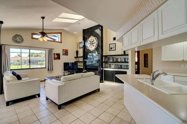 Ev (1530 SW 49th Ter)