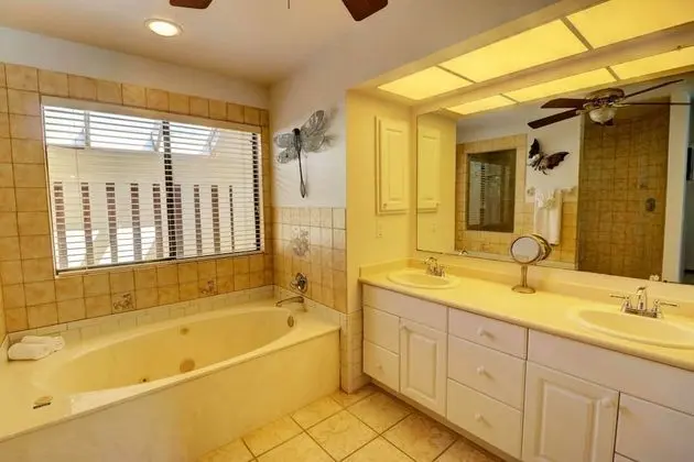 Ev (1530 SW 49th Ter)