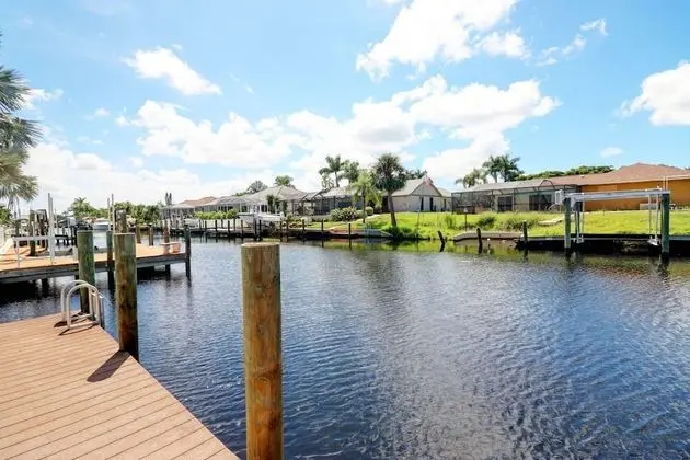 Ev (1530 SW 49th Ter)