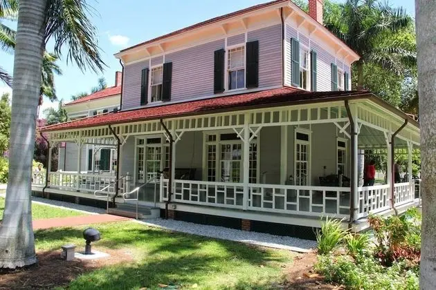 Ev (1530 SW 49th Ter)