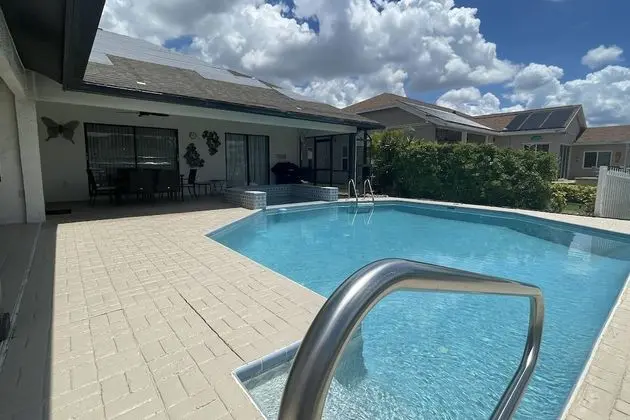 Ev (1530 SW 49th Ter)