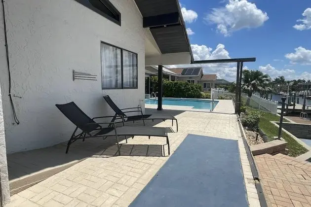 Ev (1530 SW 49th Ter)