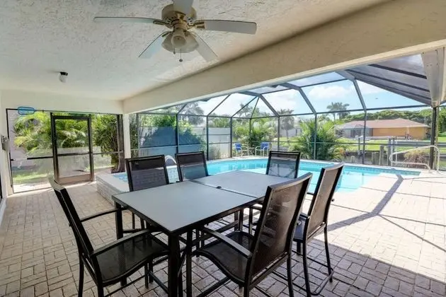 Ev (1530 SW 49th Ter)