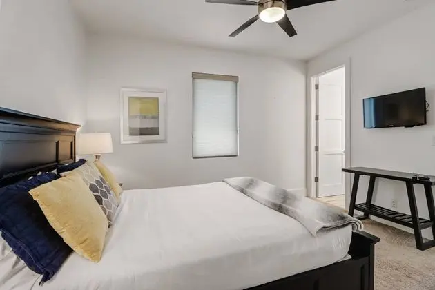 Ev (1625 NW 32nd Ct)