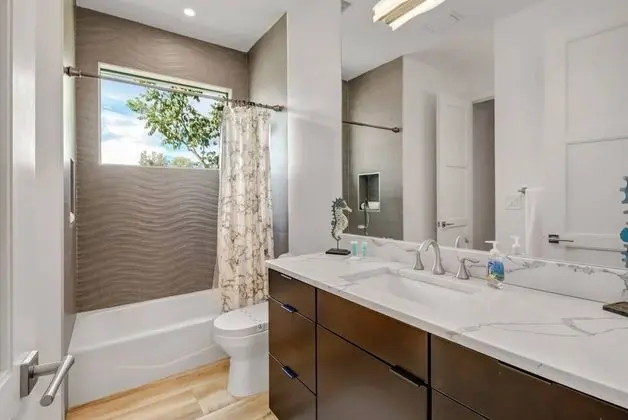 Ev (1625 NW 32nd Ct)